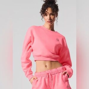 ALO Yoga- Cropped Accolade Crewneck Neon Bubblegum